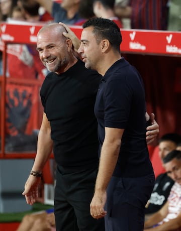 Saludo entre los entrenadores Xavi Hernández y Paco López.