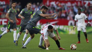 Zaldua pugna por un balón con Munir