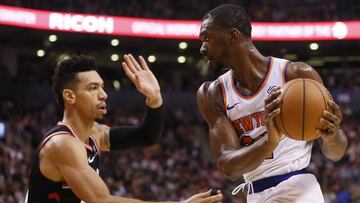 Noah Vonleh (New York Knicks) trata de superar a Danny Green (Toronto Raptors),