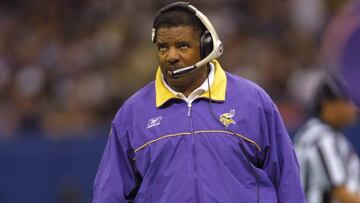 Dennis Green, durante su memorable época como técnico de los Minnesota Vikings.