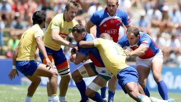 Verschae choca frente a la defensa brasilera.