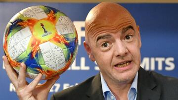Infantino, de la FIFA, con el balón para Francia 2019.