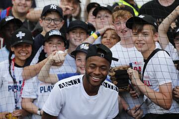 Sterling aprovecha para tomarse la foto con los aficionados. 