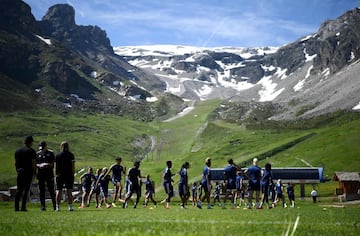 Las jugadoras del Lyon realizan su sesión de entrenamiento en Tignes, en los Alpes franceses. Está claro que es un lugar ideal para trabajar sin temer a los rigores de las altas temperaturas veraniegas. Un lujo poder ejercitarse en un escenario tan paradisíaco. 