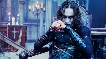 El caso de Brandon Lee es tristemente célebre. El actor falleció de manera accidental de un disparo durante el rodaje. Solo quedaban tres jornadas para finalizar así que frente al dilema de si terminar la producción o no, decidieron seguir adelante. Las escenas que faltaban las rodó el doble de Lee, y posteriormente se insertó su cara de manera digital mediante CGI. Este fue el primer caso en el que un actor era recreado con efectos digitales después de morir.
