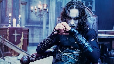El caso de Brandon Lee es tristemente célebre. El actor falleció de manera accidental de un disparo durante el rodaje. Solo quedaban tres jornadas para finalizar así que frente al dilema de si terminar la producción o no, decidieron seguir adelante. Las escenas que faltaban las rodó el doble de Lee, y posteriormente se insertó su cara de manera digital mediante CGI. Este fue el primer caso en el que un actor era recreado con efectos digitales después de morir.
