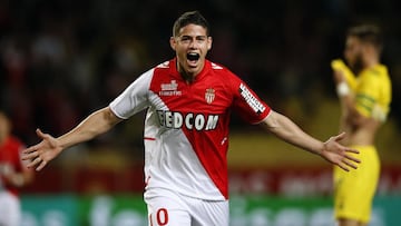 James Rodríguez llegó al Mónaco como uno de los fichajes más caros de la Ligue 1. El equipo pagó por el colombiano 45 millones de euros. En sus inicios comenzó como suplente ya que el técnico Claudio Ranieri afirmaba que el juego del volante no era muy defensivo. Sin embargo con el pasar del tiempo se fue ganando un puesto en la titular.