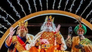 Archivo - Los Reyes Magos saludan a su llegada al Centro Conde Duque, en Madrid en enero de 2021.