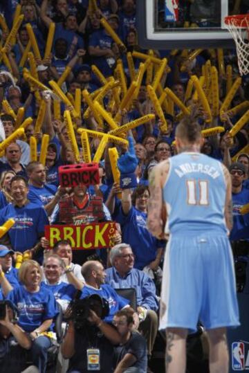 Los aficionados de los Thunder tratan de distraer a Andersen durante un tiro libre.
