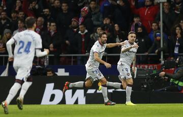 El jugador del Levante, Roger, celebra el 1-1 al Atlético de Madrid. 