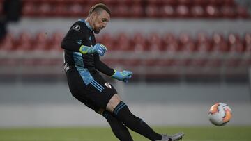 AVELLANEDA, ARGENTINA - OCTOBER 20: Franco Armani of River Plate kicks the ball during a Group D match of Copa CONMEBOL Libertadores 2020 between River Plate and Liga Deportiva Universitaria de Quito at Estadio Libertadores de America on October 20, 2020 in Avellaneda, Argentina. (Photo by Juan Mabromata - Pool/Getty Images)