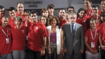 Ana Botella (c), y el presidente del COE, Alejandro Blanco (2d), durante la presentación de la segunda tanda de jóvenes deportistas españoles, apadrinados por medios de comunicación, que aspiran a ser olímpicos 2020. Un acto que sirvió para completar la segunda remesa 20/20 propuesta por el proyecto olímpico madrileño que tuvo su primera fase el pasado 16 de noviembre de 2012, donde fueron presentados los primeros 20 abanderados.