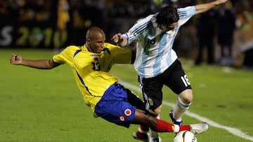 Lionel Messi ante la marca de Rub&eacute;n Dar&iacute;o Bustos en el partido entre la Selecci&oacute;n Colombia y Argentina por las Eliminatorias rumbo al Mundial de Sud&aacute;frica 2010.