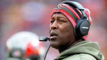 Lovie Smith, entrenador de los Buccs.