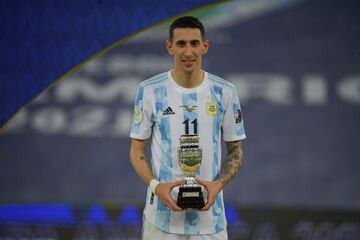 ?ngel Di Mar¨ªa con el trofeo MVP de la final.