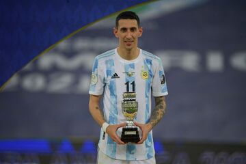 Ángel Di María con el trofeo MVP de la final.