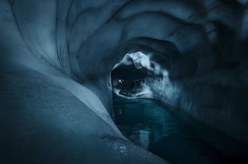 Ganadora de la categoría Playground. "Era una locura de sitio. Si hablamos de fotografía era un reto extremo por el intenso frío que hacía y la humedad que había. Después de tres horas en el agua ya no notaba nada por debajo de la cintura y mis cámaras empezaron a fallar. Cuando llegó Dominik, fue pura suerte que estuviera allí y la cámara pudiera disparar la foto en el momento exacto. Fue un alivio ver aparecer la foto en mi pantalla. Justo después se me apagó y no funcionó durante tres días, hasta que se secó completamente". 