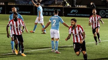 IBIZA, 21/01/2021.- El defensa del Athletic Club Unai Núñez (d) celebra tras marcar el 1-2 durante el encuentro de dieciseisavos de final de la Copa del Rey entre el UD Ibiza y el Athletic Club de Bilbao, este jueves en el Esta