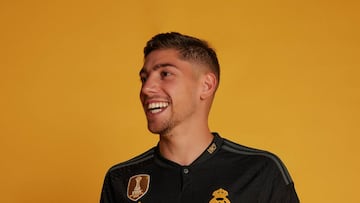 Valverde posa con la tercera equipación del Real Madrid en un acto promocional.