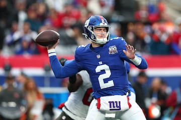 EAST RUTHERFORD, NEW JERSEY - NOVEMBER 24: Drew Lock #2 of the New York Giants throws a pass against the Tampa Bay Buccaneers during the fourth quarter at MetLife Stadium on November 24, 2024 in East Rutherford, New Jersey.   Dustin Satloff/Getty Images/AFP (Photo by Dustin Satloff / GETTY IMAGES NORTH AMERICA / Getty Images via AFP)