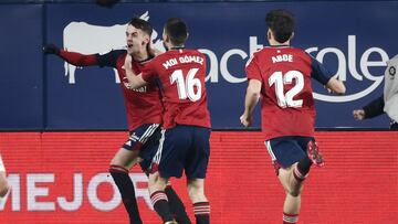 PAMPLONA (ESPAÑA), 14/01/2023.- El centrocampista del CA Osasuna, Aimar Oroz (i), celebra con sus compañeros el gol de su equipo, durante el partido que enfrenta al CA Osasuna y al RCD Mallorca, y que se disputa este sábado en el estadio El Sadar de Pamplona, (Navarra). EFE/ Jesus Diges
