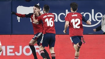 PAMPLONA (ESPAÑA), 14/01/2023.- El centrocampista del CA Osasuna, Aimar Oroz (i), celebra con sus compañeros el gol de su equipo, durante el partido que enfrenta al CA Osasuna y al RCD Mallorca, y que se disputa este sábado en el estadio El Sadar de Pamplona, (Navarra). EFE/ Jesus Diges
