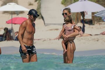 El entrenador del Atlético de Madrid se está tomando unos días de merecido descanso con su familia en las playas de las Islas Baleares.