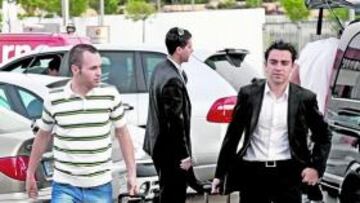<b>POCA MALETA. </b>Iniesta llegó a la concentración con una maleta más pequeña que la de Xavi.