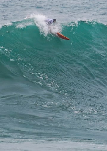 La Vaca Gigante es un campeonato de surf en espectaculares olas grandes que se celebra en la ola que rompe en los acantilados de La Cantera-Cueto, en Santander.