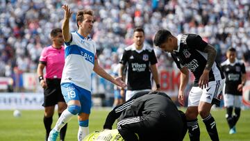 Futbol, Universidad Catolica vs Colo Colo.
Fecha 11, campeonato Nacional 2022.
El jugador de Colo Colo Brayan Cortes, centro, es alcanzado por un objeto lanzado desde la tribuna durante el partido por la primera division disputado en el estadio San Carlos de Apoquindo.
Santiago, Chile.
24/04/2022
Felipe Zanca/Photosport
Football, Universidad Catolica vs Colo Colo.
11 th date, 2022 National Championship.
Colo ColoÕs player Brayan Cortes, center, is hit by an object thrown from the stands during the match for the first division played at the San Carlos de Apoquindo stadium.
Santiago, Chile.
24/04/2022
Felipe Zanca/Photosport