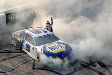 Chase Elliott, conductor del Chevrolet No. 9 celebra ganar la Gander Outdoors 400 de la Copa NASCAR de Monster Energy en el Dover International Speedway el 7 de octubre de 2018. 