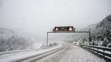 La nieve cubre la carretera, a 7 de febrero de 2023, en Vic, Barcelona, Catalunya (Espa?a). La llegada de la ola de fr¨ªo ha hecho caer las temperaturas, por lo que la Agencia Estatal de Meteorolog¨ªa (Aemet) ha activado los avisos amarillo y naranja por nevadas en toda Catalu?a. Adem¨¢s, el Servicio Meteorol¨®gico de Catalu?a (Meteocat) ha informado que la cota de nieve se sit¨²a alrededor de los 700 metros, a pesar de que en sitios concretos podr¨ªa ser incluso m¨¢s baja, alrededor de los 400 metros, y se podr¨ªan acumular hasta 10 cent¨ªmetros de nieve en algunos lugares.
07 FEBRERO 2023
Marc Trilla / Europa Press
07/02/2023