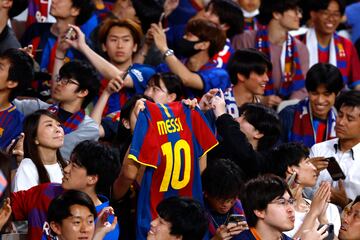 Camisetas del argentino Lionel Messi en las gradas del estadio japonés.