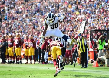 Todd Gurley de Los Angeles Rams salta por encima de Bashaud Breeland  de los Washington Redskins para conseguir el touchdown para su equipo en el partido jugado en Los Angeles Memorial Coliseum.