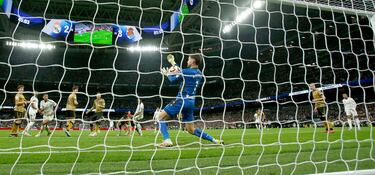 3-3. Córner que remata Aurelien Tchouameni y Álex Remiro, pese a ir al centro el balón, no puede evitar que suba el tercer tanto del Real Madrid.