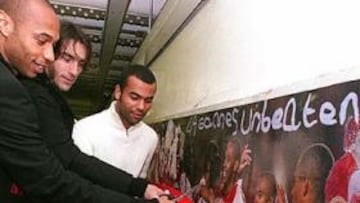 <B>MURAL METROPOLITANO.</b> Henry, Pires y Cole inauguran el mural del Arsenal.