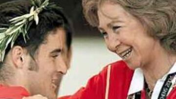 <b>EMBAJADORA. </b>Doña Sofía saluda a David Cal en los Juegos de Atenas.