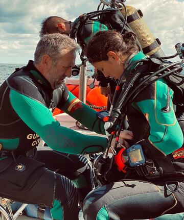 La tenista española ha aprovechado el parón de la temporada para ponerse en manos de la Guardia Civil y realizar un entrenamiento con sus grupos especiales. Primero estuvo con los Grupos de Especialistas de Actividades Subacuáticas. 