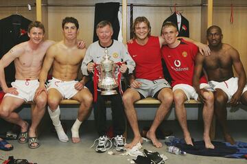 CARDIFF, WALES - MAY 22:  Ole Gunnar Solskjaer, Cristiano Ronaldo, Sir Alex Ferguson, Roy Carroll, Darren Fletcher and Eric Djemba-Djemba celebrate with the FA Cup in the dressing room after winning the AXA FA Cup Final between Manchester United and Millwall at the Millennium Stadium on May 22, 2004 in Cardiff, Wales. (Photo by John Peters/Manchester United via Getty Images)