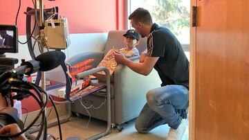 El arquero de LAFC llevó obsequios en la visita del club a Kaiser Permanent, clínica para niños con cáncer. 