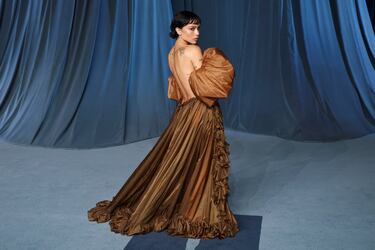 Zoe Kravitz posa en la alfombra roja de la Academy Museum Gala de Hollywood.
