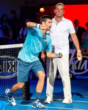 El seis veces campe車n del Abierto de Australia, Novak Djokovic, ha presentado un espect芍culo de tenis y entretenimiento en v赤speras del primer Grand Slam del a?o en el Margaret Court Arena para recaudar fondos para su Fundaci車n, que apoya la educaci車n preescolar de calidad para los ni?os.