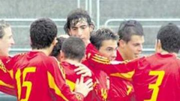 <b>ALEGRÍA ESPAÑOLA. </b>Aarón marcó el primer gol y el equipo lo celebró a lo grande.