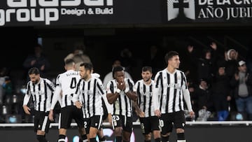 Los albinegros celebran el tanto de Luis Muñoz ante el Sporting.