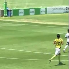 Es hijo de una figura de Colo Colo y brilló con este golazo en un nuevo título del Cacique: ¡definición idéntica a su padre!