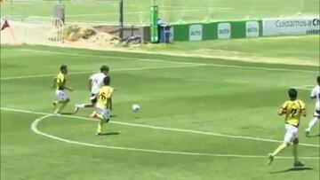 Es hijo de una figura de Colo Colo y brilló con este golazo en un nuevo título del Cacique: ¡definición idéntica a su padre!