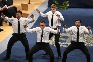 Israel Dagg, Jordie Barrett, Keven Mealamu, y Conrad Smith, jugadores de los All Blacks, la selección masculina de rugby de Nueva Zelanda, realizan la "haka", danza tradicional Maorí durante la ceremonia de entrega de los Premios Princesa de Asturias 2017 de los Deportes