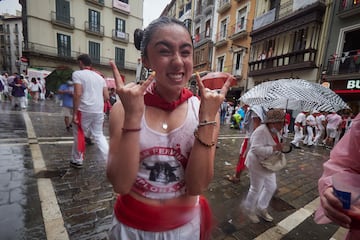 Numerosas personas disfrutan de la fiesta de San Fermín 2022 por las calles de Pamplona tras dos años sin celebrarse.