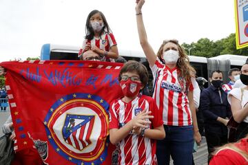 Algunos aficionados del Atltico de Madrid se acercaron a la fuente madrile?a de Neptuno para celebrar el ttulo de Liga conseguido.