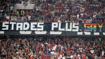 Pancarta desplegada por los aficionados del Niza en el partido en el que su equipo recib&iacute;a al Olympique de Marsella. 
